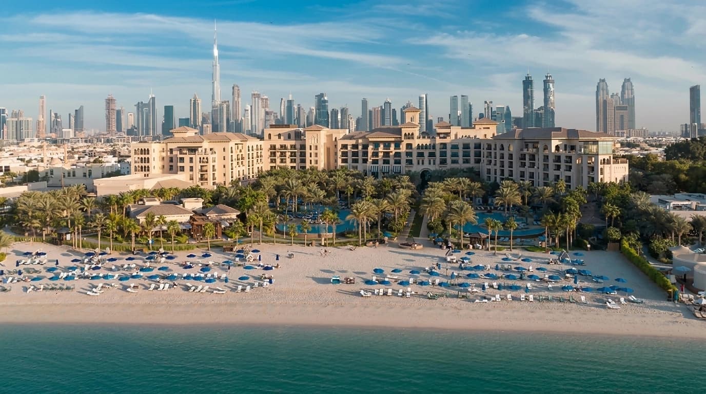 دليل يوم العائلة في منتجع شاطئي بدبي: كيف تخطط ليوم هادئ وممتع