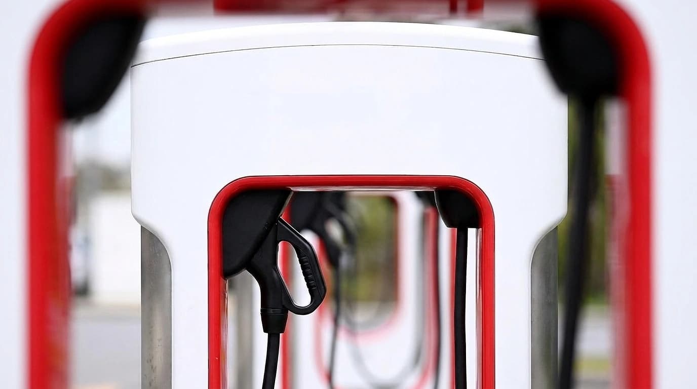 Бесплатная зарядка Tesla в ОАЭ: где доступно и как это повлияет на рынок недвижимости