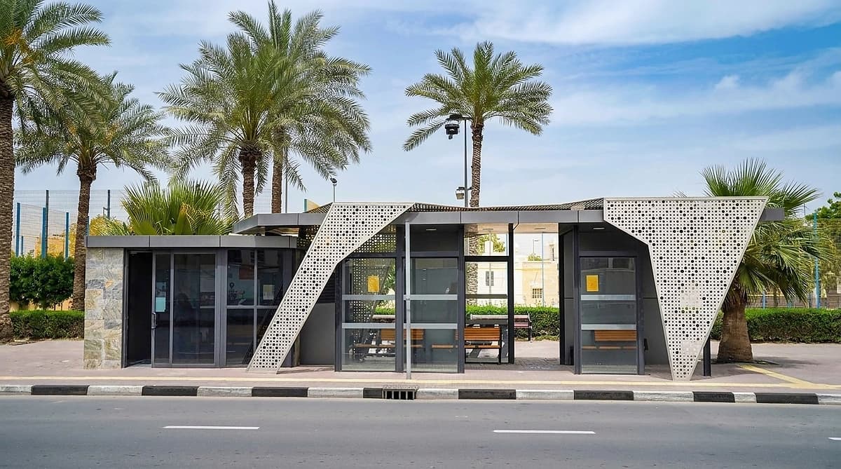 726 موقفًا جديدًا لحافلات RTA في دبي ماذا يعني ذلك لسكان والمستثمرين؟