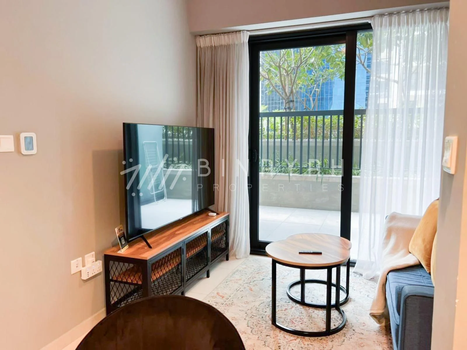 Fully Furnished Near To Metro Pool View
