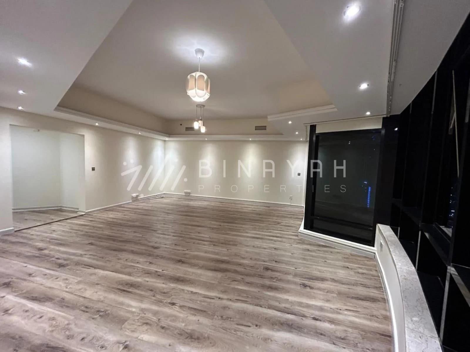 Spacious Layout High Floor Metro Access