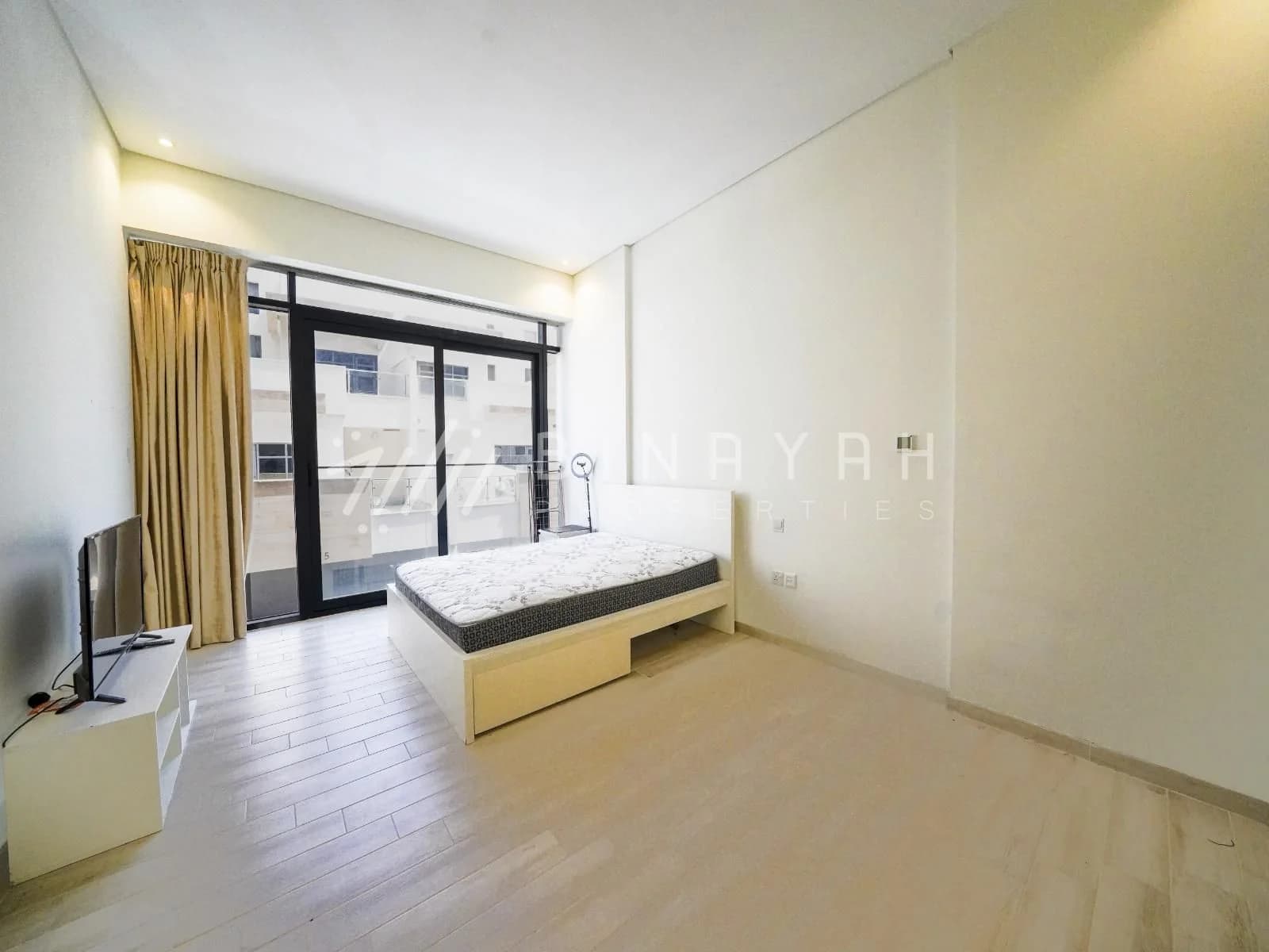 Spacious Studio Vacant Community View
