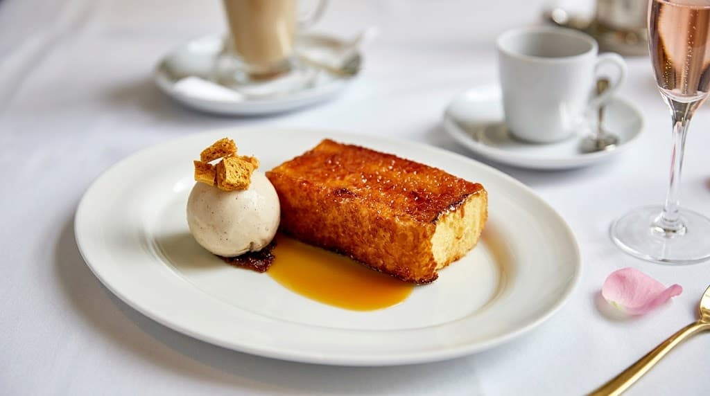 What is La Petite Maison La Vie en Rosé Sunday brunch in Abu Dhabi?