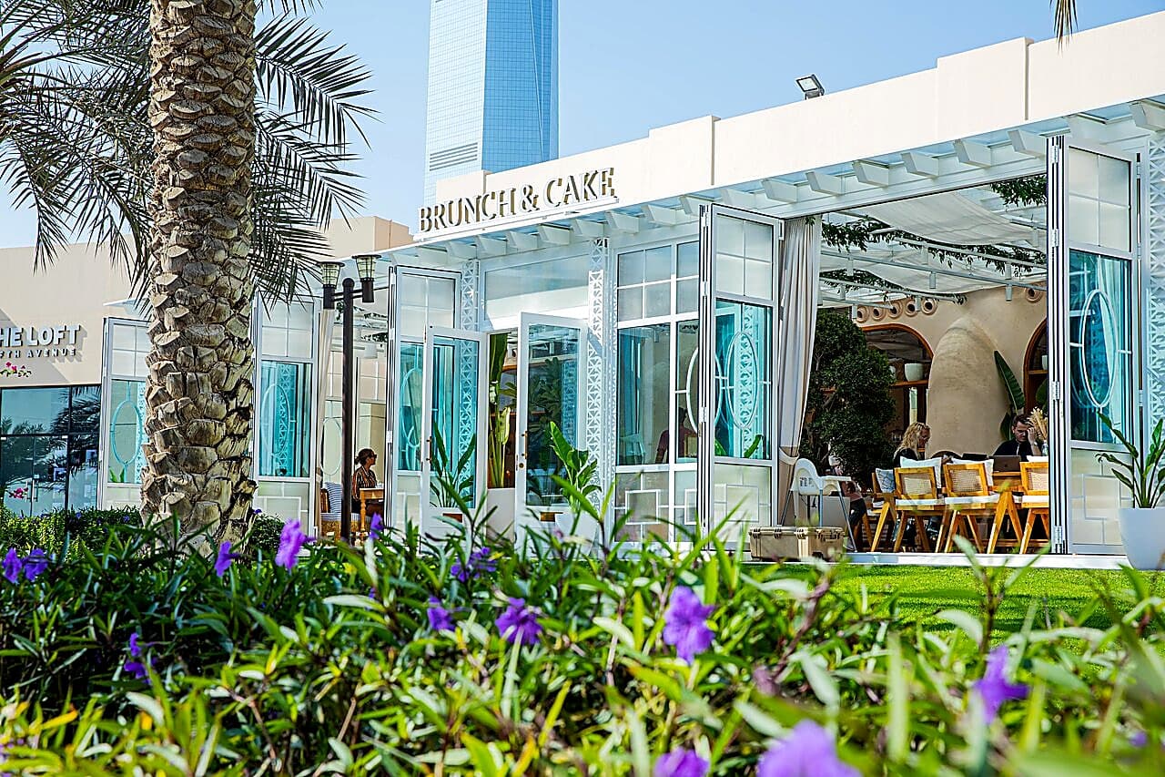 What makes Brunch & Cake by the Lake at Jumeirah Islands ideal for outdoor breakfast?