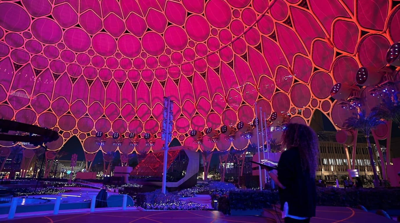 What are immersive art installations in Dubai and how do they photograph?
