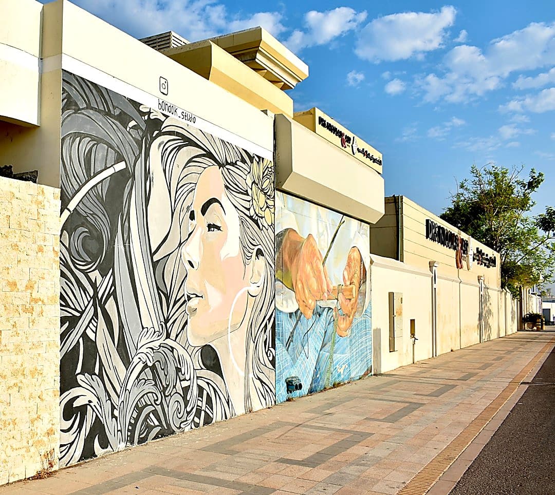 Where can I find free outdoor art trails in Dubai?