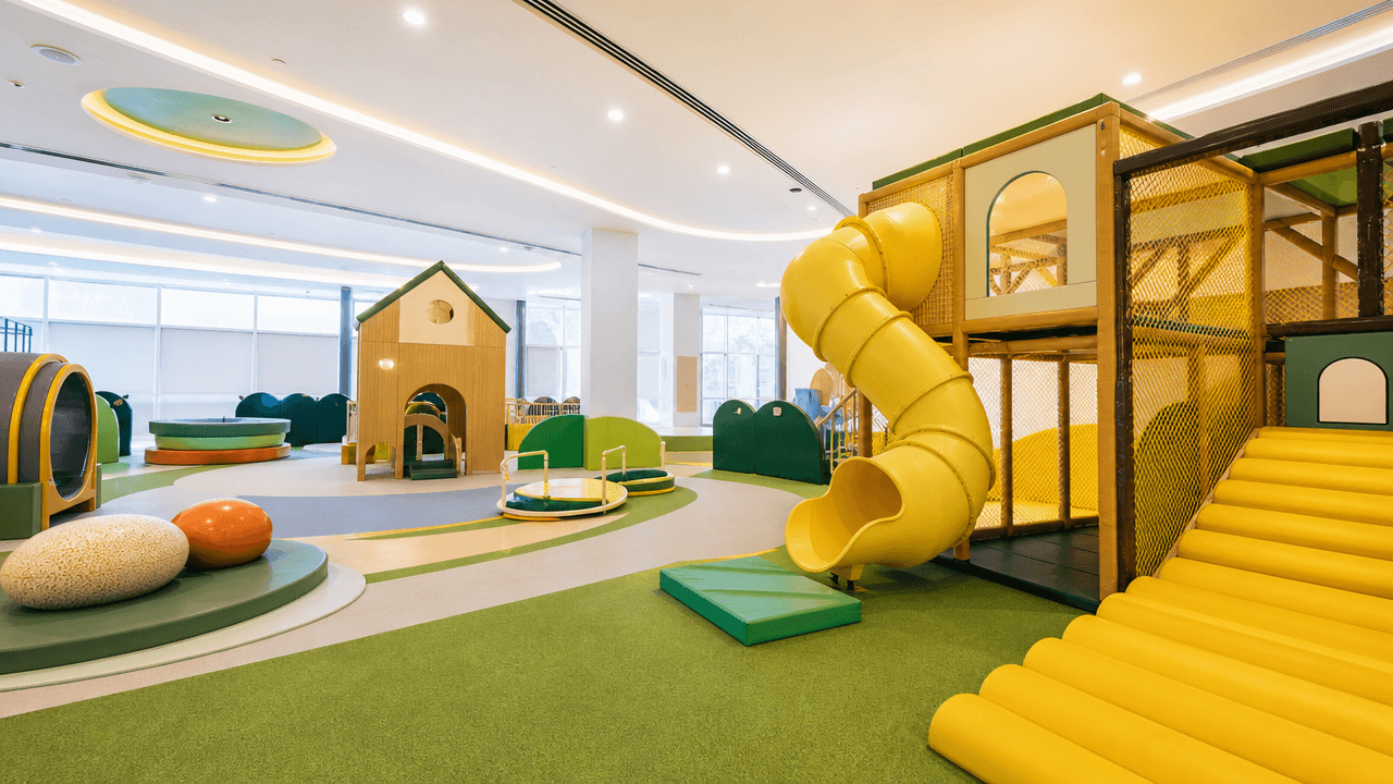 What family-friendly leisure and entertainment does Al Mutarid Lifestyle Center offer?