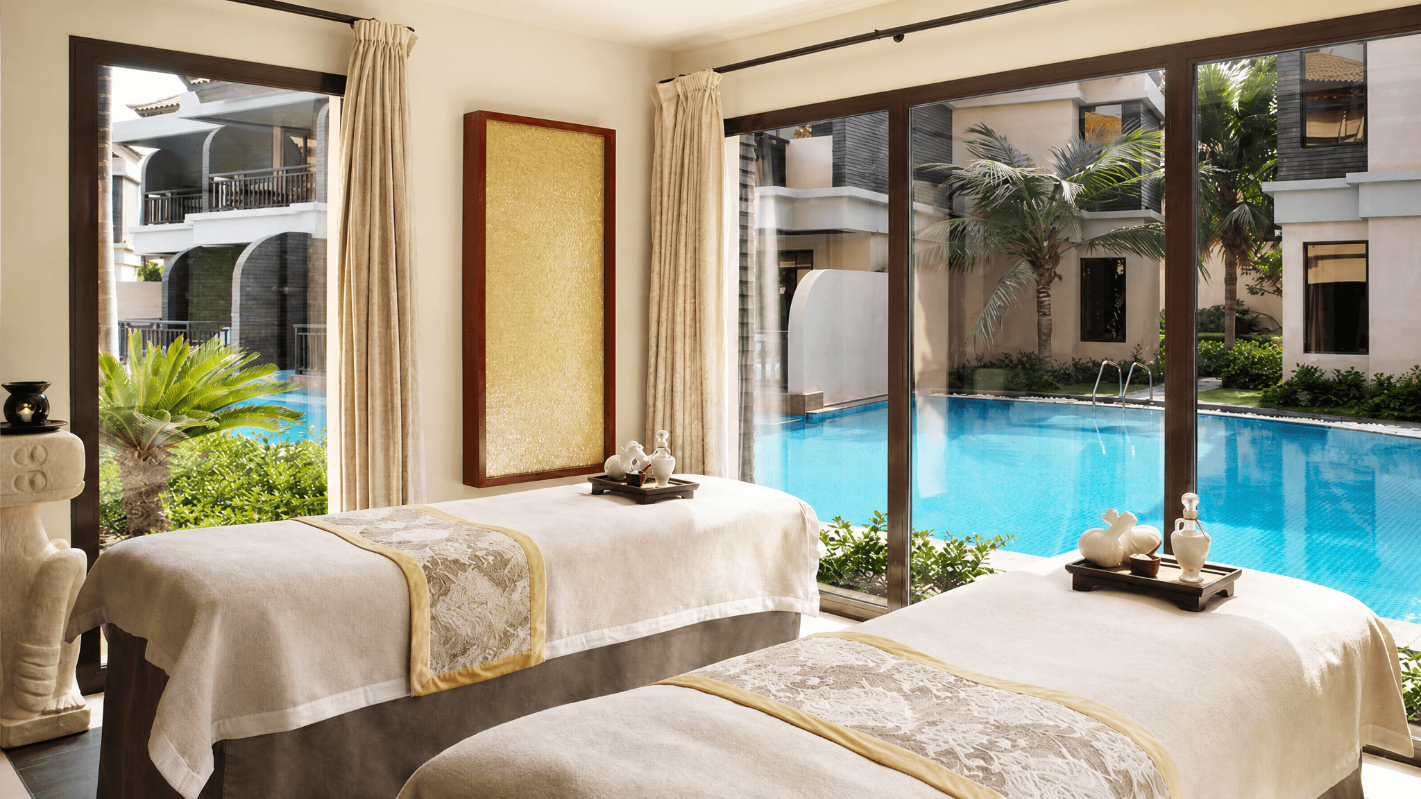 Who should book an Anantara The Palm Dubai Resort staycation and when is the best time to visit?