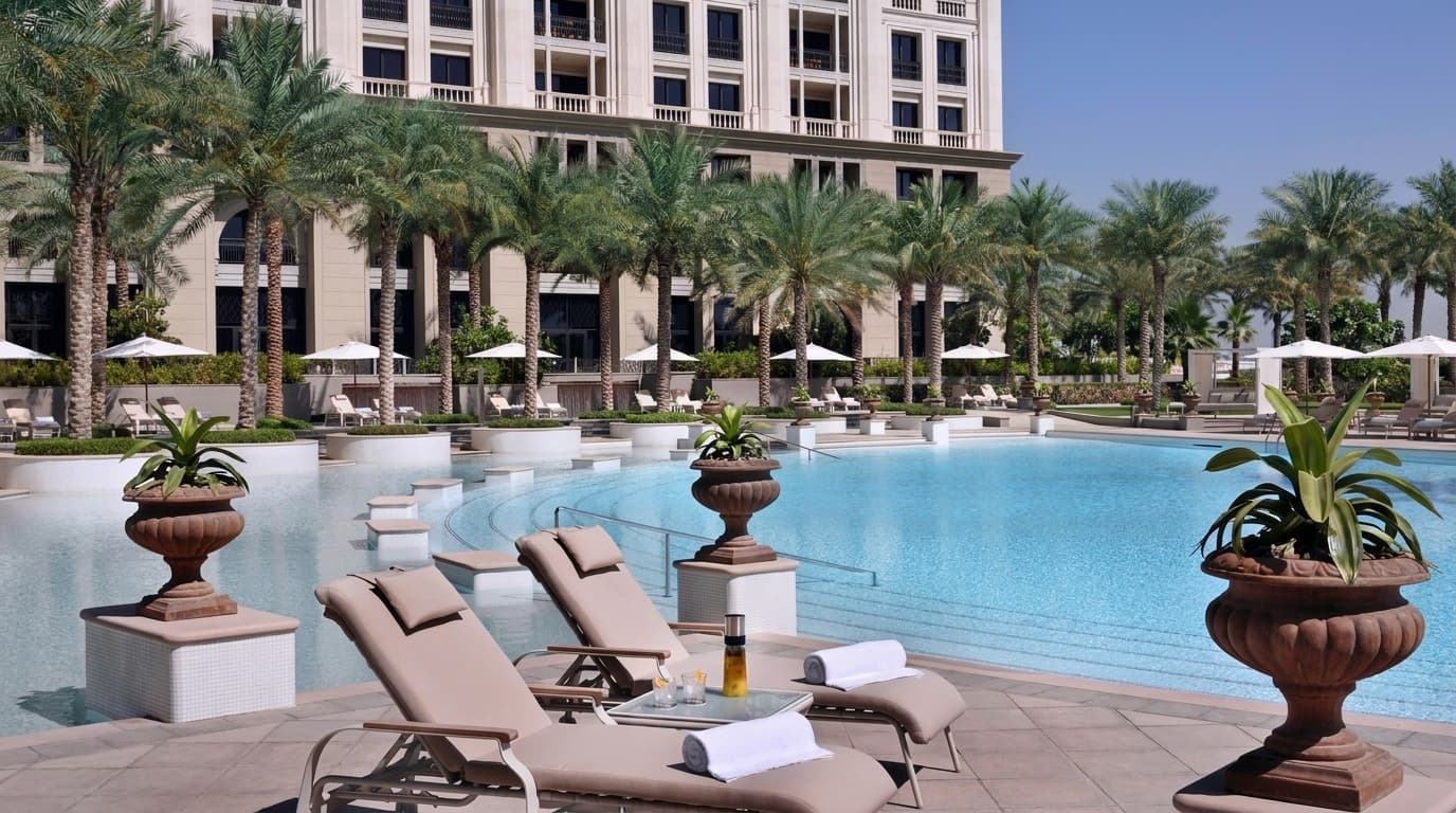 What is included in the Urban Retreat package at Palazzo Versace Dubai?