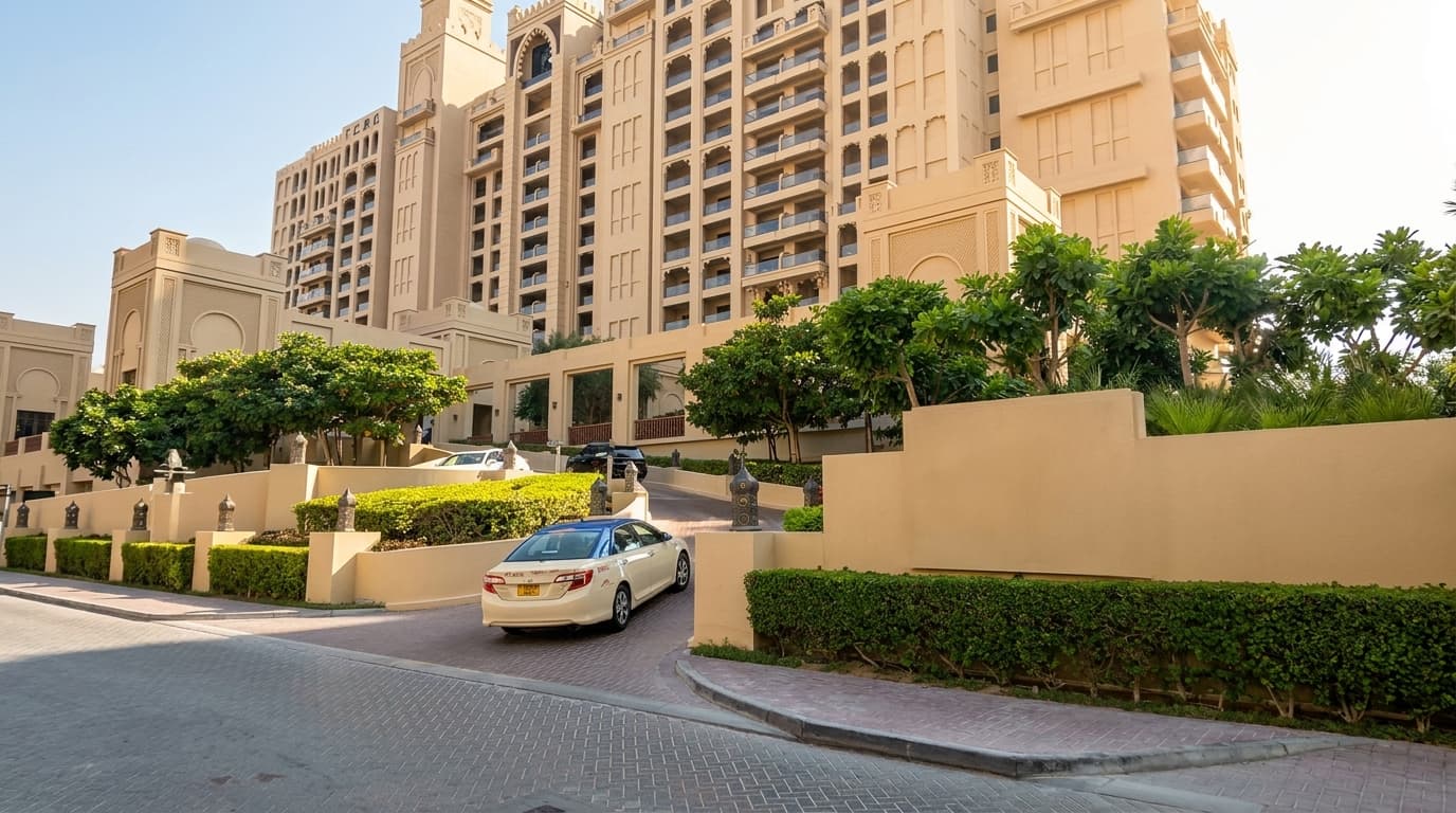 What are arrival and first impressions at Fairmont The Palm like?