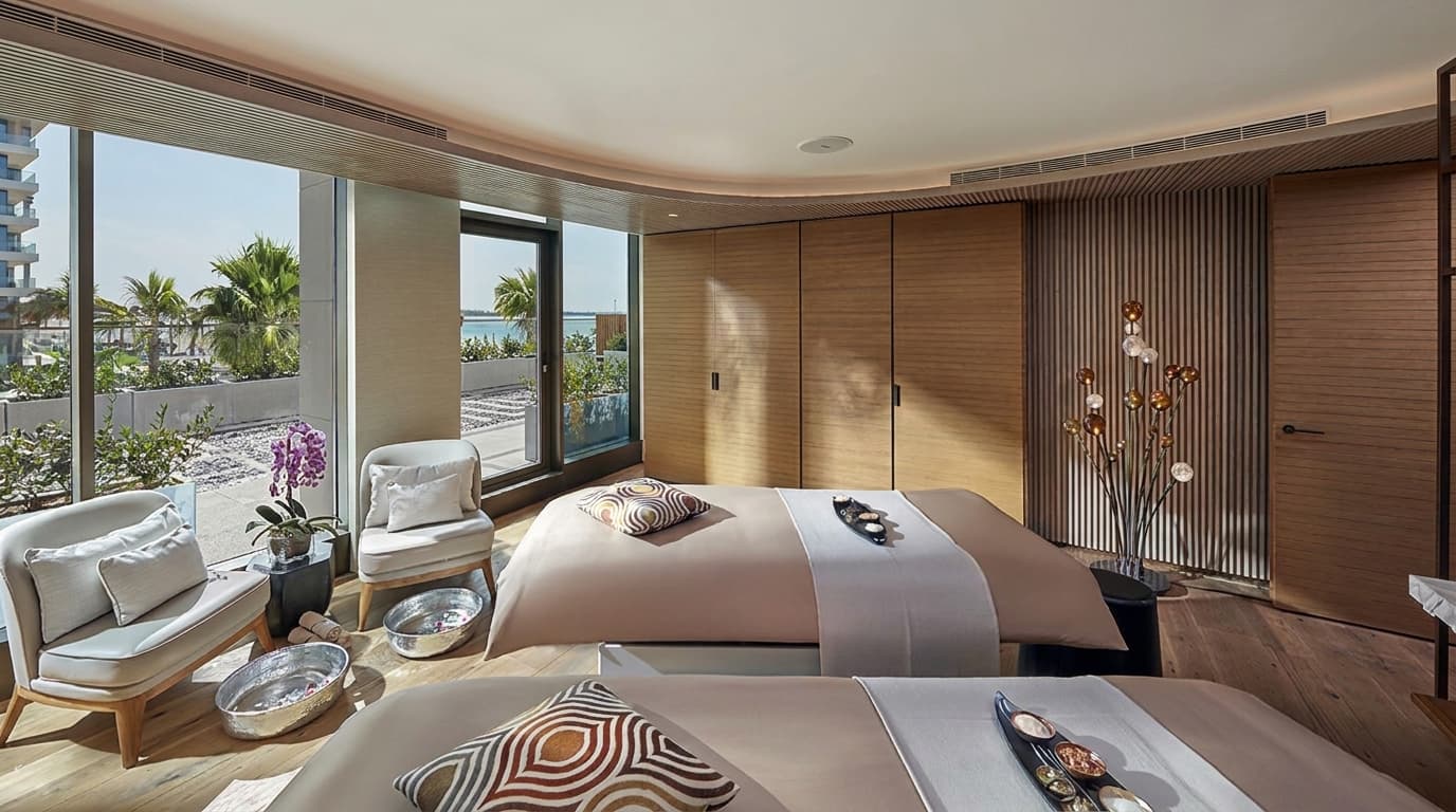 What do Mandarin Oriental Jumeira offers include?